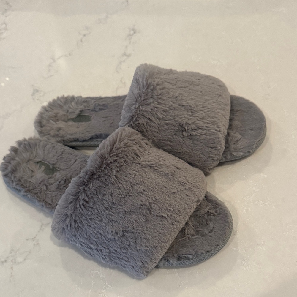 SKIMS Gray Fuzzy Slippers